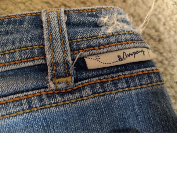 J & COMPANY JEAN SHORTS - SIZE 30 - VERY CUTE - Picture 2 of 7